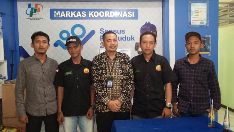 Kepala BPS Kota Serang Dadang Ahdiat foto bersama Gerakan Pemuda Peduli Banten (GP2B). (Foto: TitikNOL)