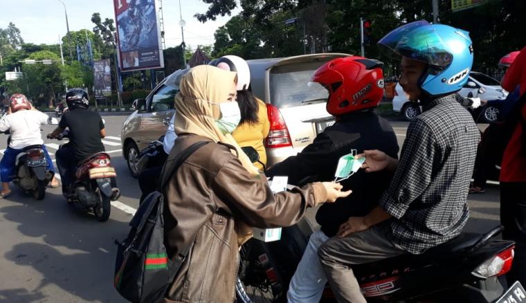 Pembagian masker ke pengguna jalan di Alun-alun Serang. (Foto: TitikNOL)