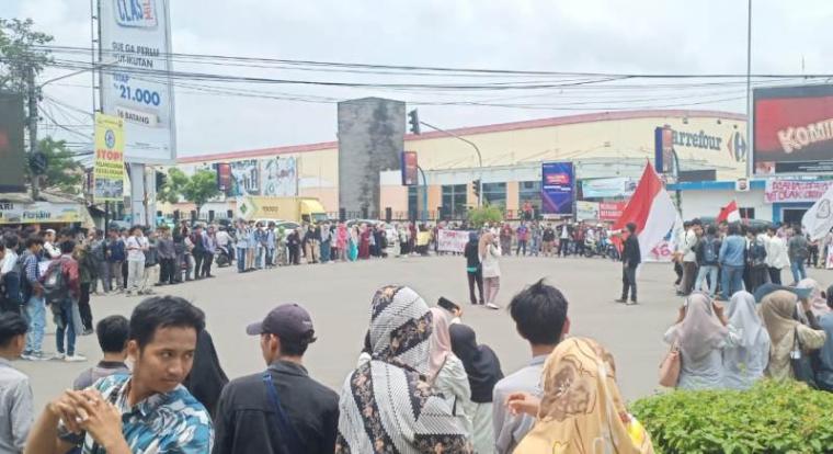Aksi blokir jalan ratusan mahasiswa yang tergabung dalam Keluarga Besar Mahasiswa UIN Sultan Maulana Hasanuddin Banten, di Lampu Merah, Ciceri, Kota Serang, Kamis (12/3/2020). (Foto: TitikNOL)