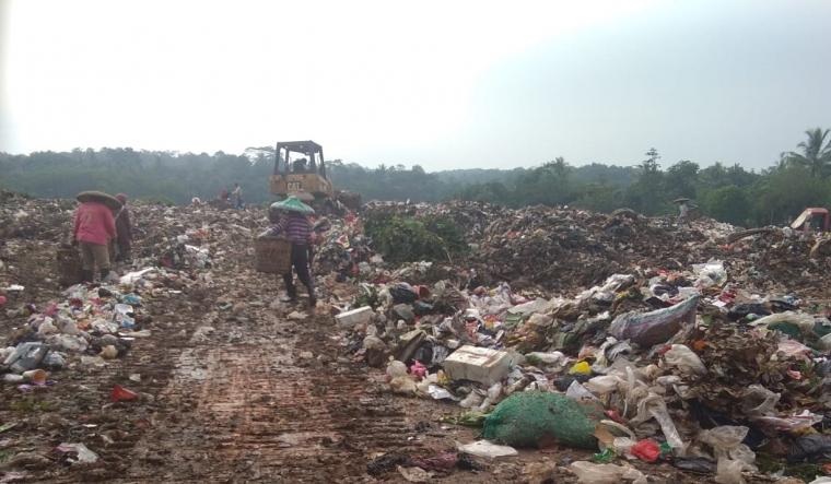 Sampah menggunung di TPA Dengung Desa Sindangmulya - Kecamatan Maja sebabkan bau busuk menyengat. (Foto: TitikNOL)