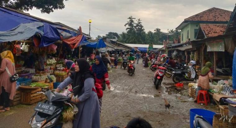 Suasana Pasar Bayah yang berlokasi di Desa Bayah Barat, Kecamatan Bayah, Kabupaten Lebak. (Foto: TitikNOL)