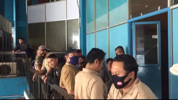 Karyawan PT PMSP saat menggeruduk kantor mereka yang berada di areal Pelabuhan Merak. (Foto: TitikNOL)