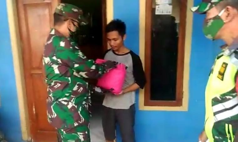 Rendy Restu Pratama Napi Narkoba yang tengah menjalani asimilasi saat menerima bantuan paket sembako dari Dandim Lebak. (Foto: TitikNOL)