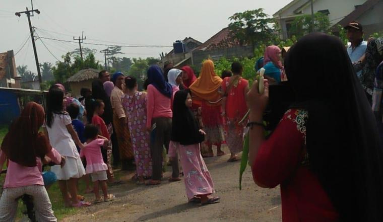 Gerudukan Emak-emak di Kantor Desa Carenang Udik, Kecamatan Kopo, Kabupaten Serang. (Foto: TitikNOL)