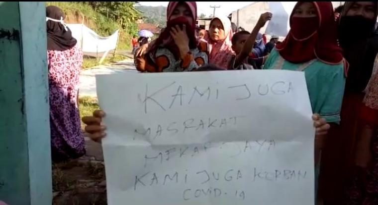 Puluhan emak - emak warga Desa Mekarjaya, Kecamatan Cileles, Kabupaten Lebak saat geruduk kantor desa. (Foto: TitikNOL)