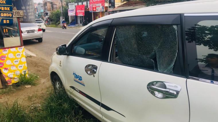 Pencurian dengan modus pecah kaca mobil terjadi di depan Kantor Advokat Asep Saepudin SH dan Partner, berlokasi di Jalan Siliwangi Kelurahan Muara Ciujung Timur, Kecamatan Rangkasbitung, Kabupaten Lebak. (Foto: TitikNOL)