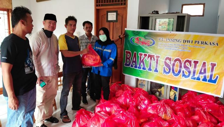 PT Insing Dwi Perkasa saat menyalurkan bantuan paket sembako dan uang tunai kepada masyarakat di Lingkungan Pabuaran, Kelurahan Rawa Arum. (Foto: TitikNOL)