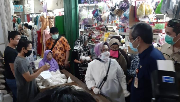 Inpeksi mendadak (sidak) Inspektorat Jenderal (Irjen) Kementerian Perdagangan (Kemendag) Republik Indonesia Sri Agustina di pasar rau Kota Serang. (Foto: TitikNOL)