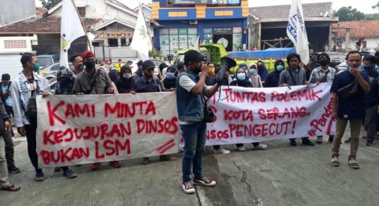 Aksi unjukrasa puluhan Mahasiswa yang tergabung dalam Aliansi Pandemi di depan Kantor Dinas Sosial (Dinsos) Kota Serang, Jumat, (12/06/2020). (Foto: TitikNOL)