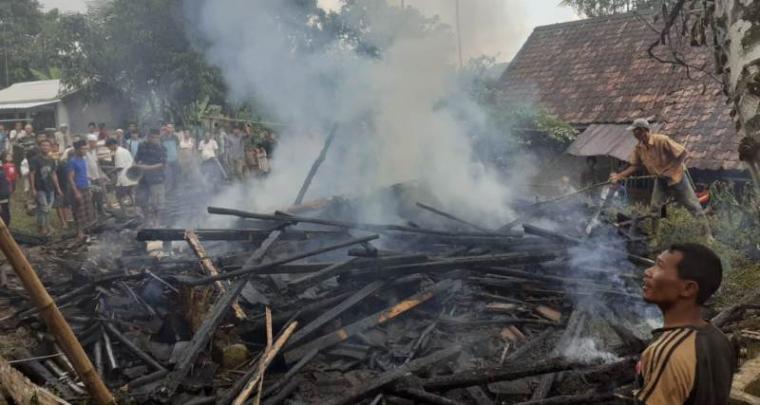 Rumah milik Herman (35), warga Kampung Kelepuh Rt 05/Rw 02, Desa Citinten, Kecamatan Cirinten, Kabupaten Lebak yang terbakar diduga akibat korsleting listrik. (Foto: TitikNOL)