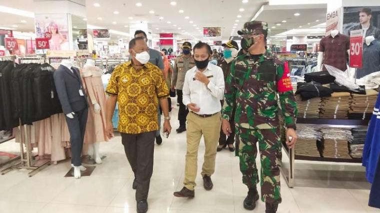 Wali kota Cilegon Edi Ariadi bersama Forkopimda saat melakukan peninjauan di Cilegon Center Mall (CCM). (Foto: TitikNOL)