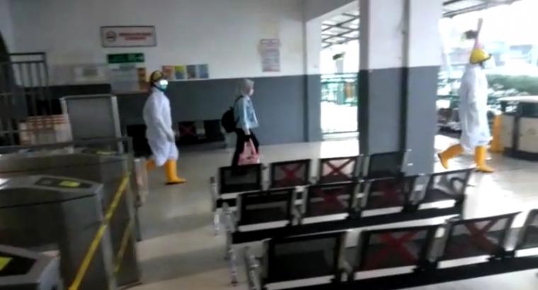 Penjemputan pasien positif covid-19 berinisial DH asal Kecamatan Leuwidamar, Kabupaten Lebak di Stasiun Rangkasbitung. (Foto: TitikNOL)
