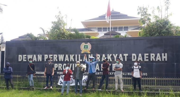 Aksi unjukrasa sejumlah mahasiswa yang tergabung dalam Himpunan Mahasiswa Islam (HMI) didepan gedung DPRD Banten. (Foto: TitikNOL)