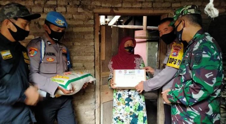 Pembagian paket sembako kepada salah satu warga terdampak Covid-19 di Kampung Jaha, kelurahan Pager Ageung, Kecamatan Walantaka, Kamis (25/06/2020). (Foto: TitikNOL)