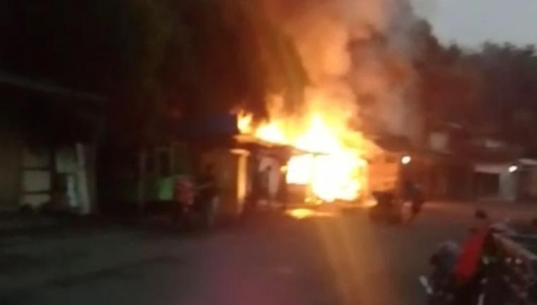 Kebakaran yang terjadi di Kampung Bedeng, Kelurahan Muara Ciujung Timur, Kecamatan Rangkasbitung, Kabupaten Lebak. (Foto: TitikNOL)