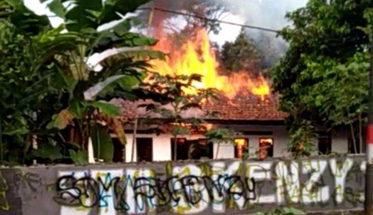 Kebakaran yang terjadi di Kampung Cilutung Kidul RT 02/RW 01, Desa Curugpanjang, Kecamatan Cikulur. (Foto: TitikNOL)