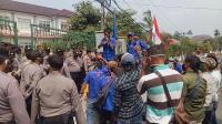 Ratusan buruh saat melakukan unjuk rasa di Gedung Teknologi PT Krakatau Steel. (Foto: TitikNOL)