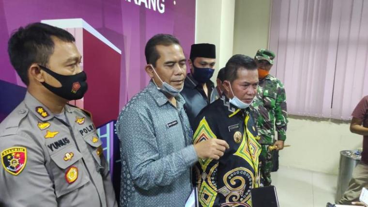 Wali Kota Serang Syafrudin bersama Kepala Dinas Pendidikan dan Kebudayaan Kota Serang Wasis Dewanto. (Foto: TitikNOL)