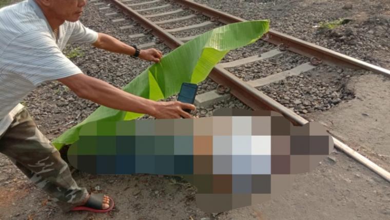 Pria yang tewas tertabrak kereta api di perlintasan Kereta Api Kroya, Kelurahan Kasunyatan, Kecamatan Kasemen, Kota Serang, Rabu (12/8/2020). (Foto: TitikNOL)
