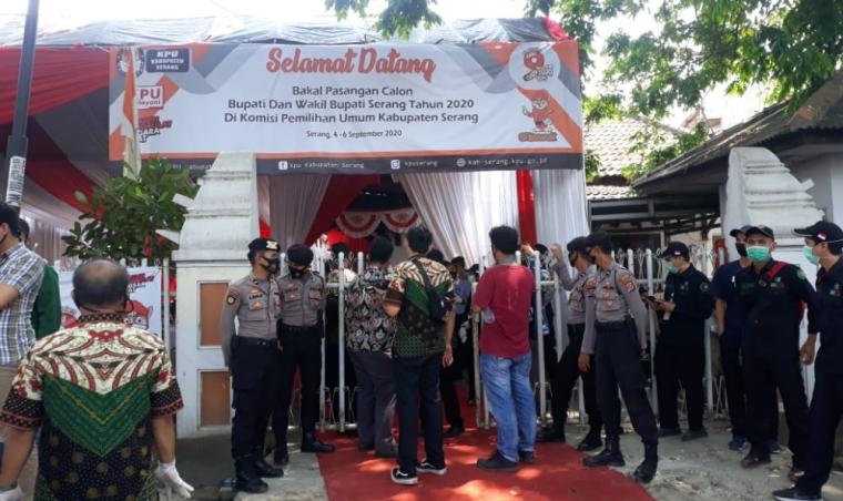 Suasana pendaftaran Bakal Calon (Balon) Bupati dan Wakil Bupati Serang di Komisi Pemilihan Umum (KPU) Kabupaten Serang. (Foto: TitikNOL)