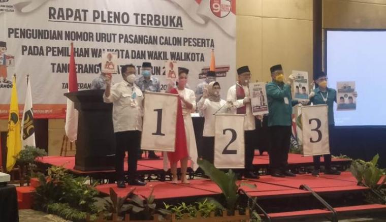 Pengundian nomor urut calon Wali kota dan Wakil Wali kota Tangerang Selatan di Swiss Belhotel, Intermaks, Serpong, Tangsel, Kamis (24/9/2020). (Foto: TitikNOL)