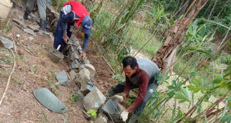 Sejumlah pekerja tengah melaksanakan pembangunan irigasi P3 - TGAI di Desa Lebak Parahiang, Kecamatan Leuwidamar. (Foto: TitikNOL)