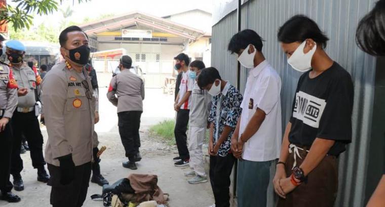 Kapolresta Tangerang Kombes Ade Ary Syam Indradi saat memeriksa 59 pelajar yang hendak berangkat demo tolak Omnibus Law ke Jakarta. (Foto: TitikNOL)