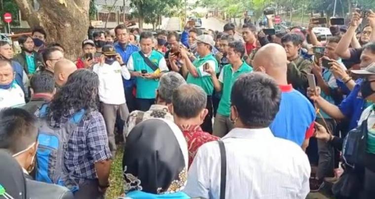 Puluhan buruh saat mendatangi Kantor Disnakertrans Provinsi Banten. (Foto: TitikNOL)