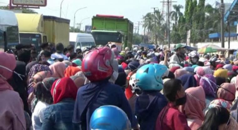 Aksi unjuk rasa menolak disahkannya Undang Undang Cipta Kerja atau Omnibus Law, di Jalan Raya Jakarta Serang, Cikande, Kabupaten Serang, Selasa (6/10/2020). (Foto: TitikNOL)