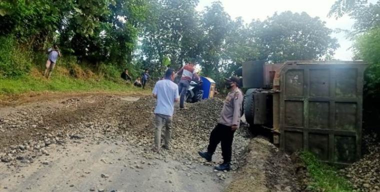 Kecelakaan tunggal yang terjadi di Kampung Sawilah, Desa Lebak Parahiang, Kecamatan Leuwidamar, Kabupaten Lebak. (Foto: TitikNOL)
