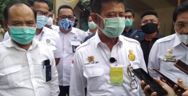 Menteri Pertanian (Menpan) Syahrul Yasin Limpo saat kunjungi gudang pupuk kujang di Mauk, Tangerang. (Foto: TitikNOL)