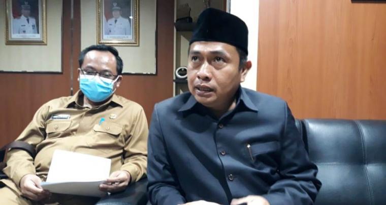 Wakil Wali Kota Serang, Subadri Ushuludin (pakai peci) dan kepala BPKAD Kota Serang Wachyu Setiawan. (Foto: TitikNOL)