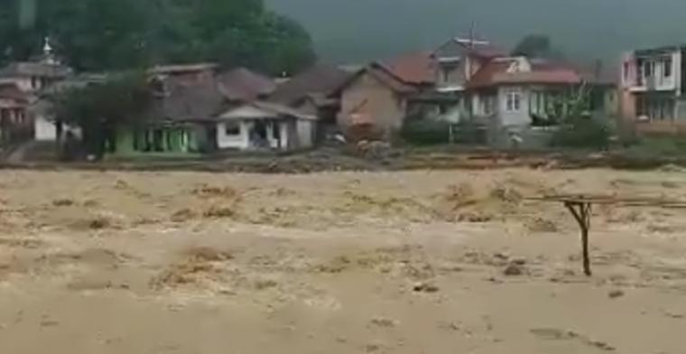Kondisi Sungai Cilangkahan di Kecamatan Malingping, Kabupaten Lebak, Minggu (6/12/2020). (Foto: TitikNOL)