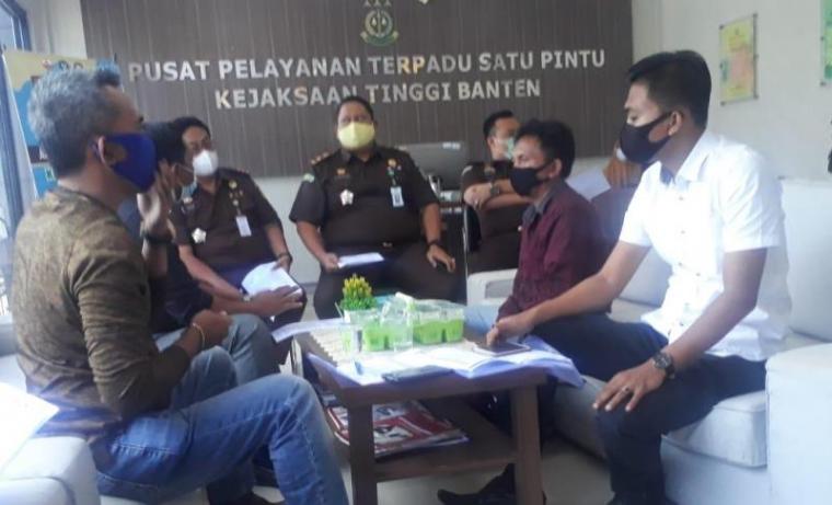 Sejumlah pimpinan Lembaga Swadaya Masyarakat (LSM) di Provinsi Banten saat mendatangi Kejaksaan tinggi (Kejati) Banten, Rabu (23/12/2020). (Foto: TitikNOL)
