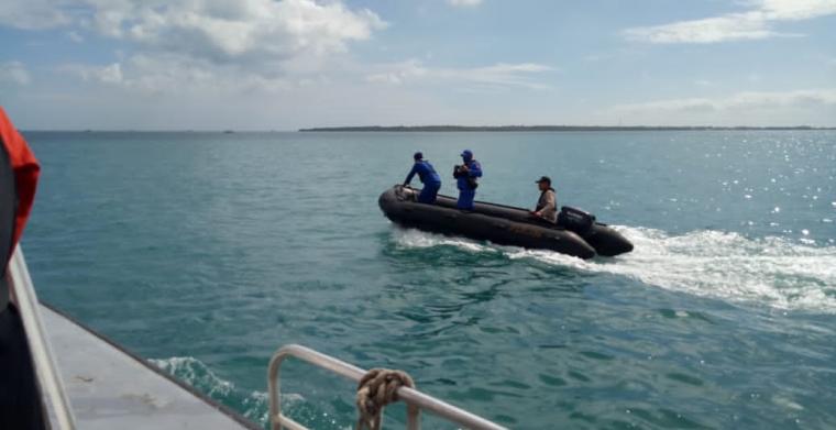 Petugas melakukan pencarian korban kapal tabrakan di Perairan Bojonegara, Kabupaten Serang. (istinewa).