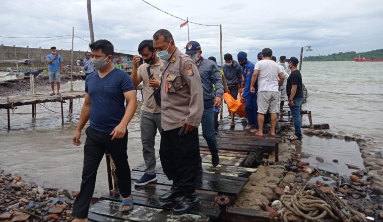 Petugas saat mengevakuasi korban yang tewas tenggelam di Pantai Merak Beach Hotel .(Istimewa).