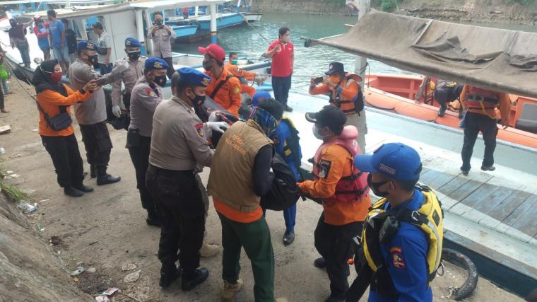 Petugas gabungan saat mengevakuasi jenazah korban tabrakan kapal di Perairan Bojonegara, Kabupaten Serang.(Istimewa).