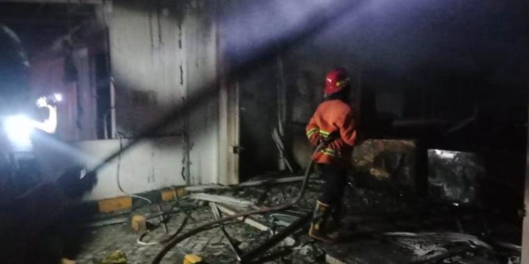Sebuah bangunan waralaba Indomaret yang terbakar berlokasi di Kampung Sajir Rt 01/ Rw 01, Desa Cikareo, Kecamatan Cileles, Kabupaten Lebak. (Foto: TitikNOL)
