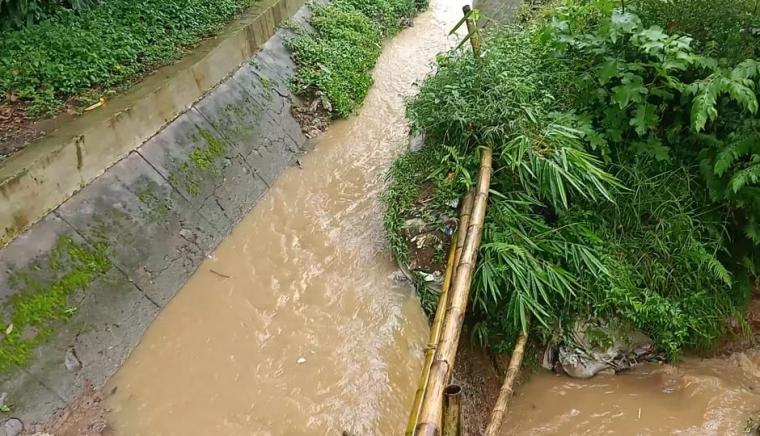 Irigasi Cilangkahan I jebol dan mengakibatkan banjir terjang dua Kampung di Kecamatan Malingping, Kabupaten Lebak, Jumat (01/01/2021) kemarin. (Foto: TitikNOL)