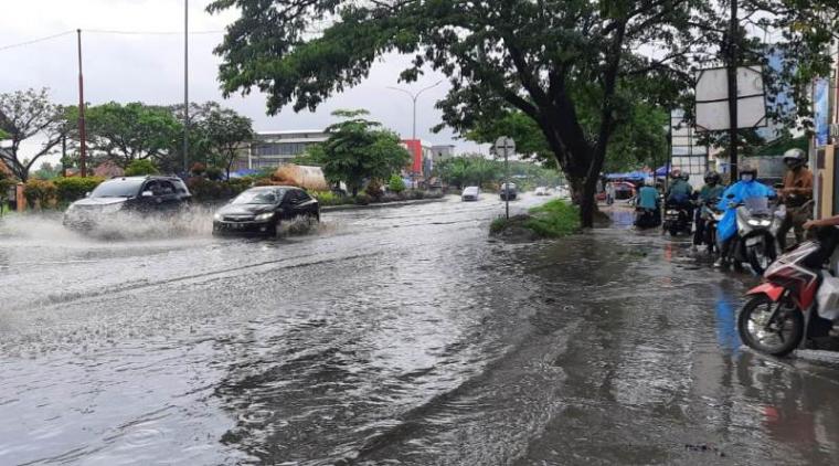 Kondisi Jalan Lingkar Selatan Cilegon yang terendam banjir. (Foto: TitikNOL)