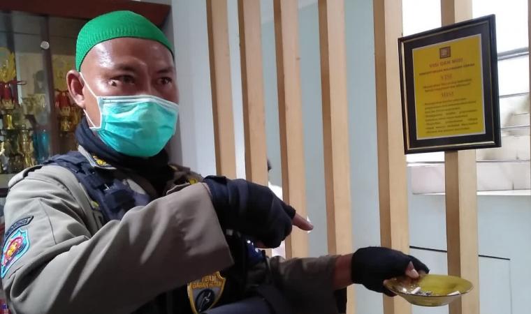 Satpol PP Kota Tangerang Selatan saat melakukan sidak dalam rangka penegakan Perda Kawasan Tanpa Rokok. (Foto: TitikNOL)