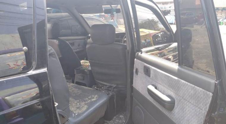 Mobil korban pencurian dengan modus pecah kaca yang terjadi di Terminal Kalijaga, Kelurahan Muara Ciujung Timur, Kecamatan Rangkasbitung, Kabupaten Lebak. (Foto: TitikNOL)