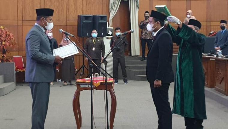Proses pelantikan Rino Hadi Putra sebagai anggota DPRD Kota Cilegon. (Foto: TitikNOL)
