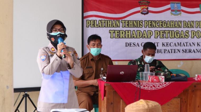 Suasana pelatihan teknis pencegahan dan penanganan Covid-19 terhadap petugas Posko PPKM di Balai Desa Cisait, Kecamatan Kragilan, Kabupaten Serang, Senin (22/2/2021). (Foto: TitikNOL)