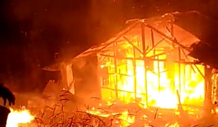 Kebakaran yang menghanguskan dua rumah milik Uhan dan Bila warga Desa Ciherang, Kecamatan Cibeber, Kabupaten Lebak. (Foto: TitikNOL)
