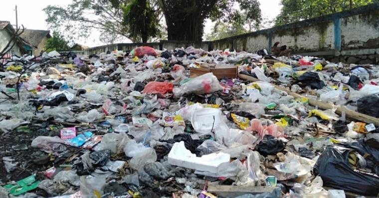 Tumpukan sampah Kampung Citerep Rt.002/ Rw.004, Kecamatan Ciruas, Kabupaten Serang. (Foto: TitikNOL)