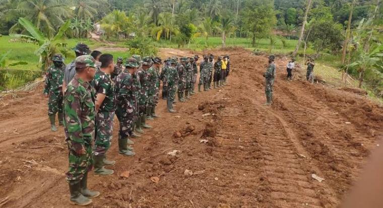 Pengerjaan pembukaan jalan yang digagas oleh Komando Distrik Milliter (Kodim) 0603 Lebak, melalui program Tentara Manunggal Membangun Desa (TMMD) ke 110 di Kecamatan Cimarga, Kabupaten Lebak. (Foto: TitikNOL)