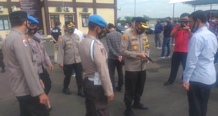 Kapolres Serang AKBP Mariyono didampingi Subdit Provos Bidang Propam Polda Banten saat menggelar pemeriksaan senjata api (senpi) personel Polres Serang, Kamis (4/3/2021). (Foto: TitikNOL)