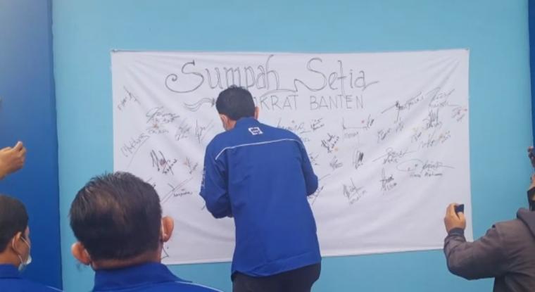 Sejumlah anggota DPRD Banten fraksi Demokrat bubuhkan tandatangan dan cap darah. (Foto: TitikNOL)