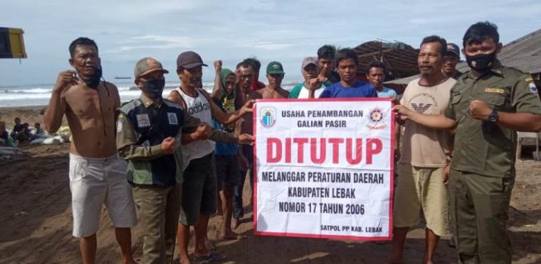 Petugas Satpol PP Kecamatan Panggartangan saat menutup Tambang pasir laut. (Foto: TitikNOL)